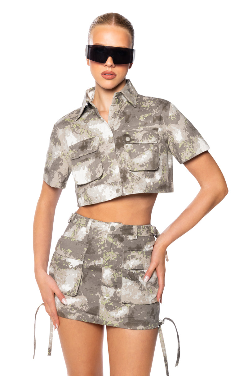 RUN THE WORLD CAMO CROPPED BUTTON DOWN