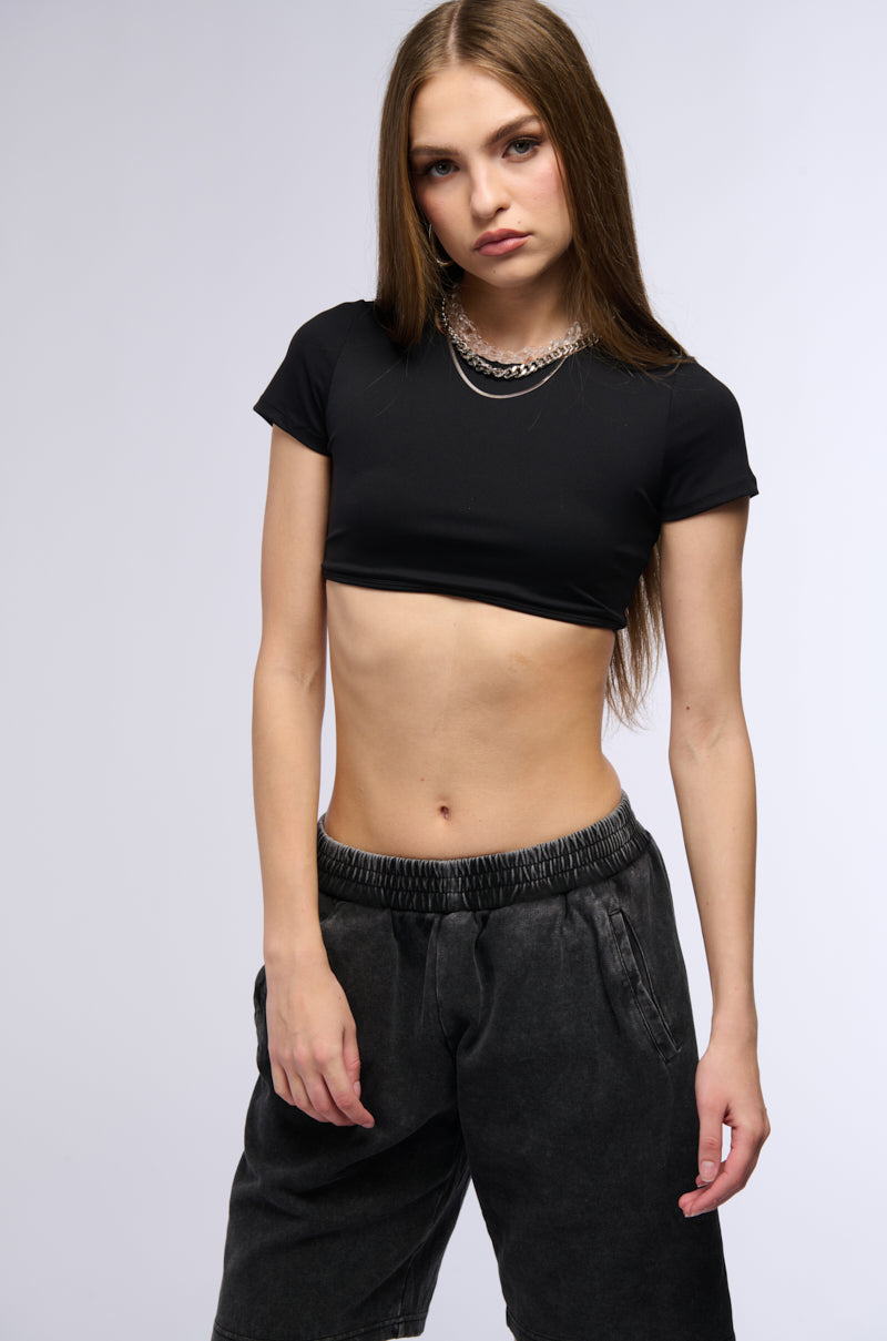 EVERYDAY CROP TEE IN BLACK