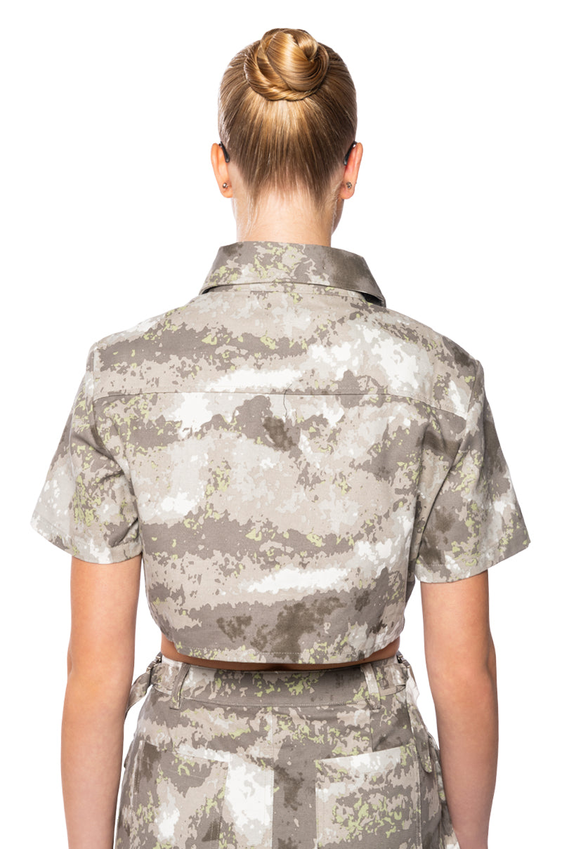 RUN THE WORLD CAMO CROPPED BUTTON DOWN