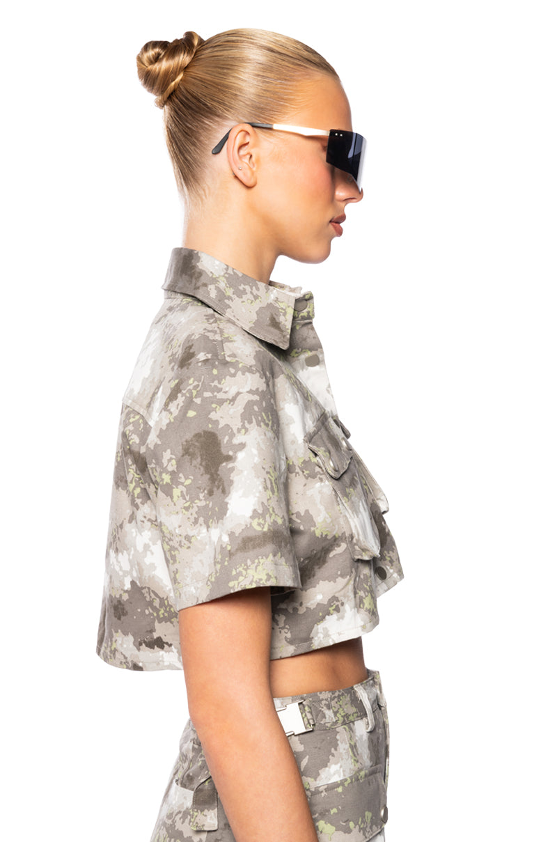 RUN THE WORLD CAMO CROPPED BUTTON DOWN