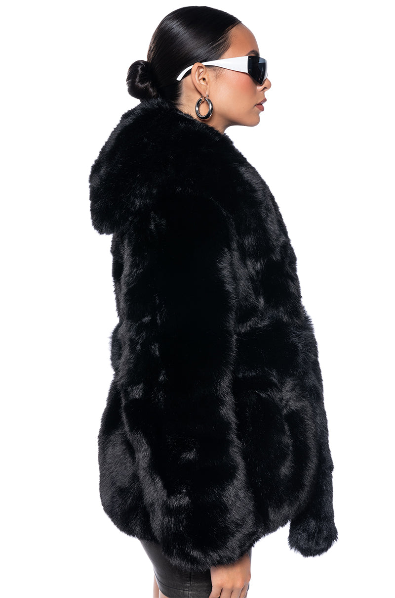 YETI SHARP SHOULDER FAUX FUR JACKET