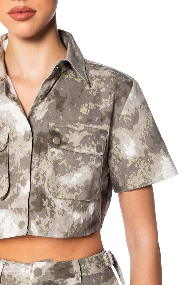 RUN THE WORLD CAMO CROPPED BUTTON DOWN