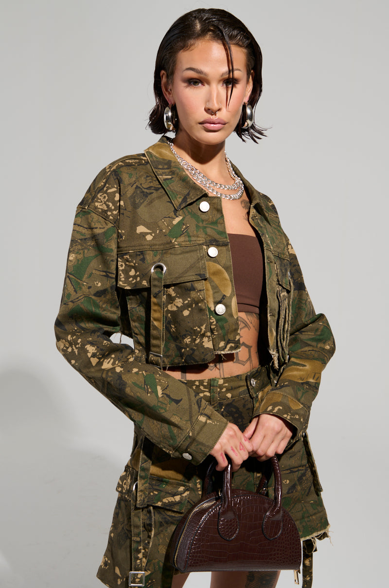 RUNNING FREE CROP JACKET TOP IN CAMO