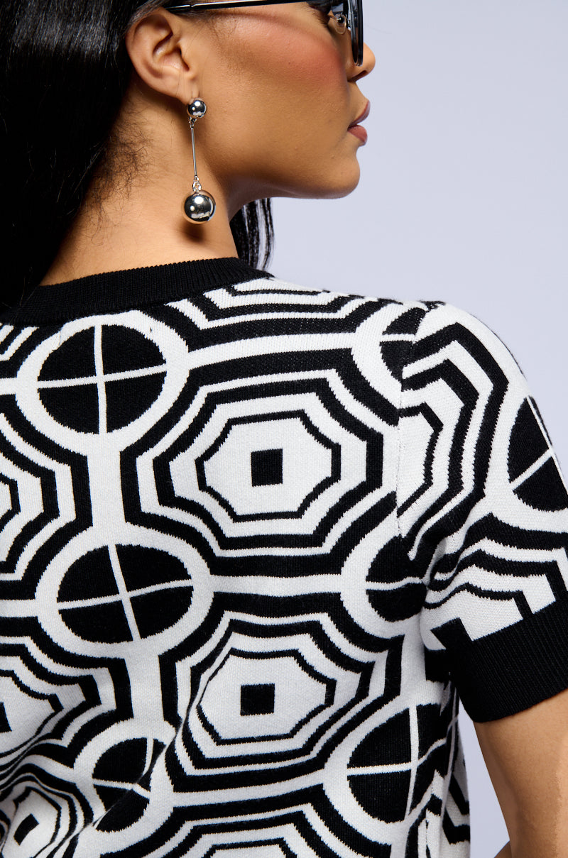 STOP AND STARE GEOMETRIC SHORT SLEEVE SWEATER