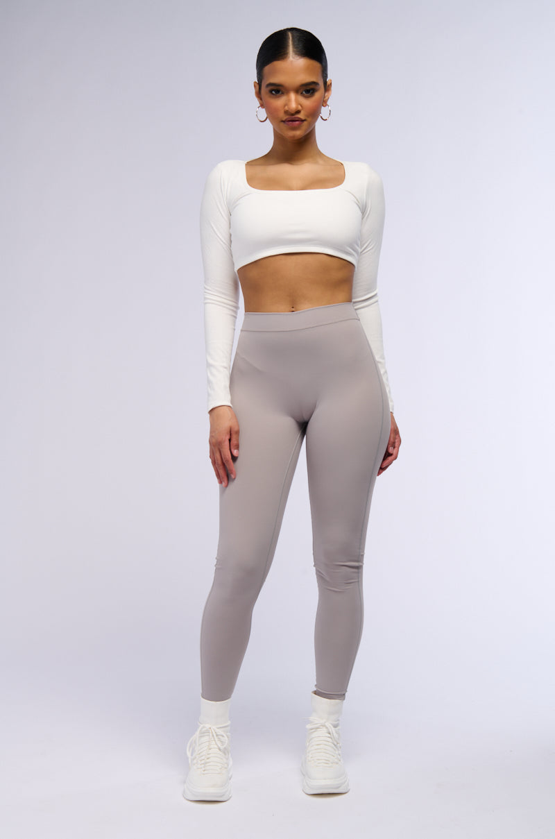 ON THE RUN RUCHED LEGGING IN GREY