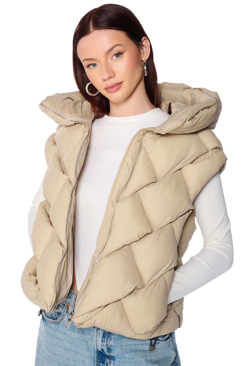 PADDINGTON WEAVE PUFFER VEST IN TAN