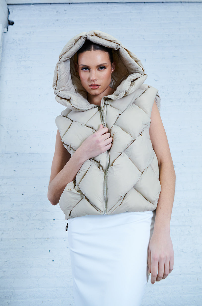 PADDINGTON WEAVE PUFFER VEST IN TAN