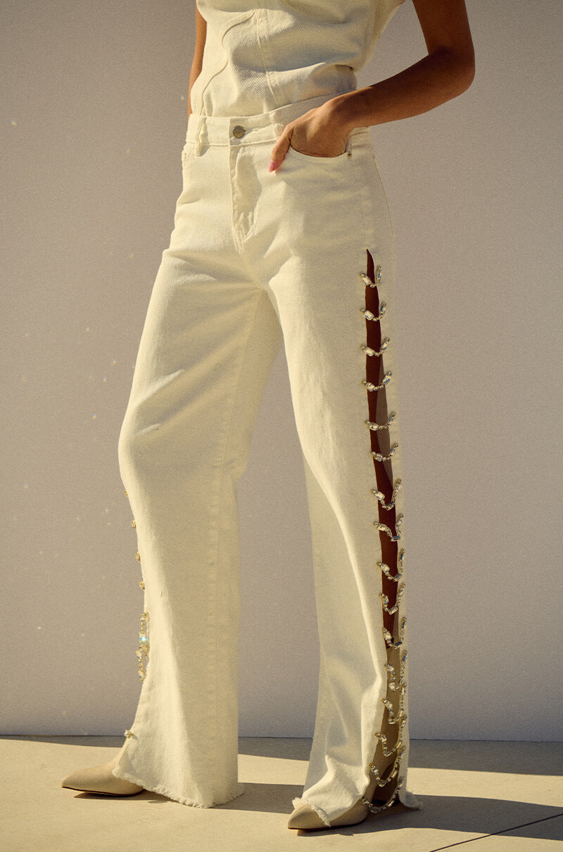 COVERED IN DIAMONDS RELAXED JEANS IN WHITE