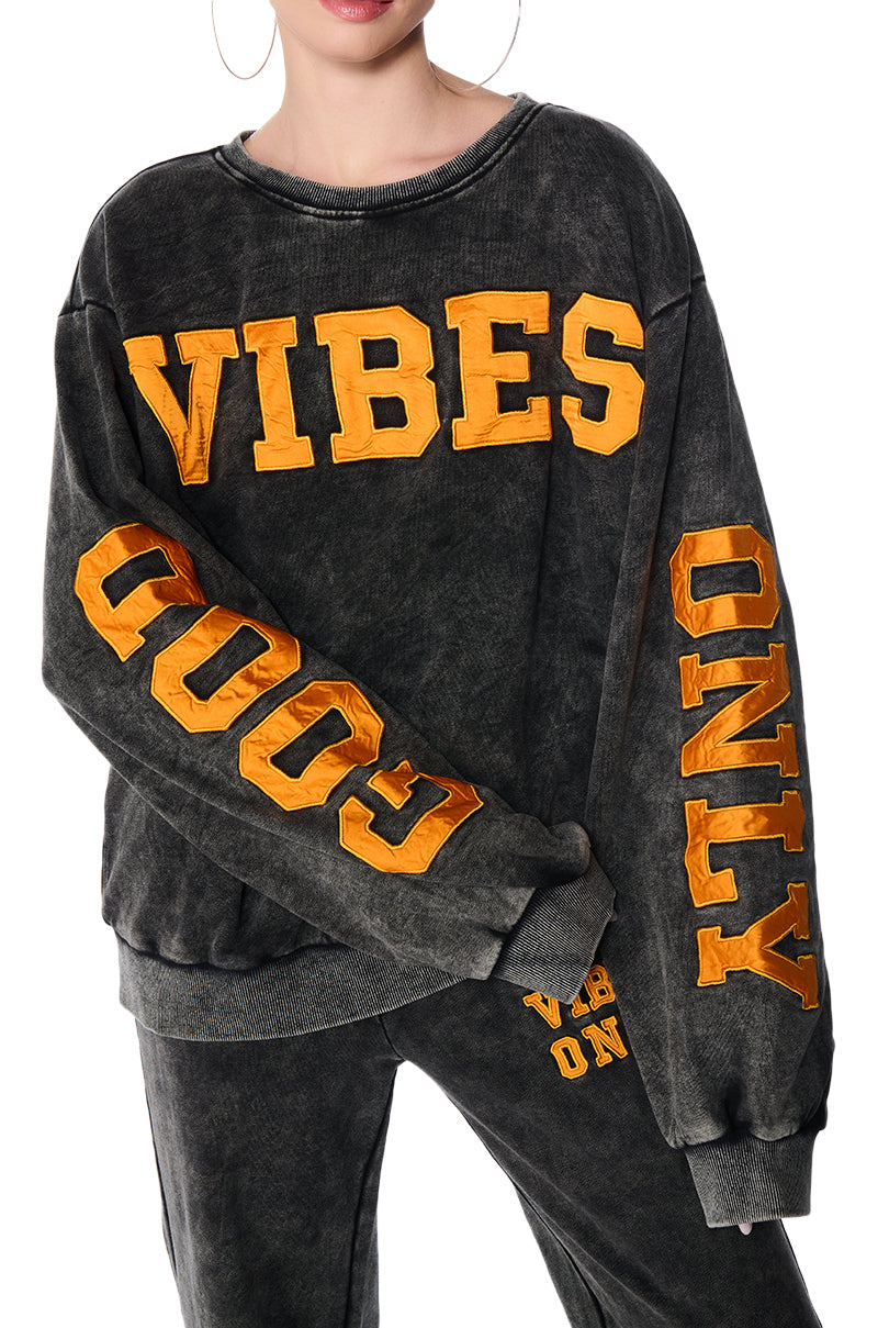 GOOD VIBES ONLY CLUB MINERAL WASH SWEATSHIRT