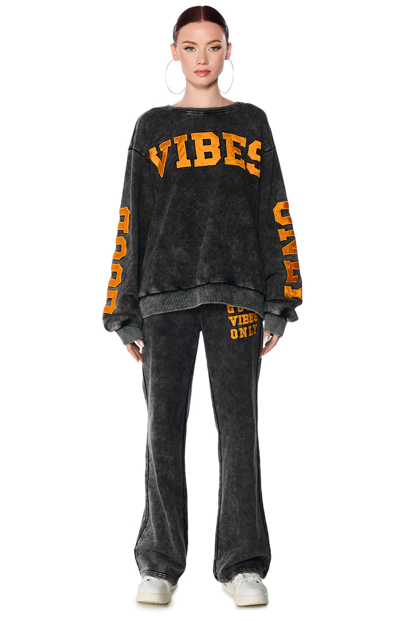 GOOD VIBES ONLY CLUB MINERAL WASH SWEATSHIRT