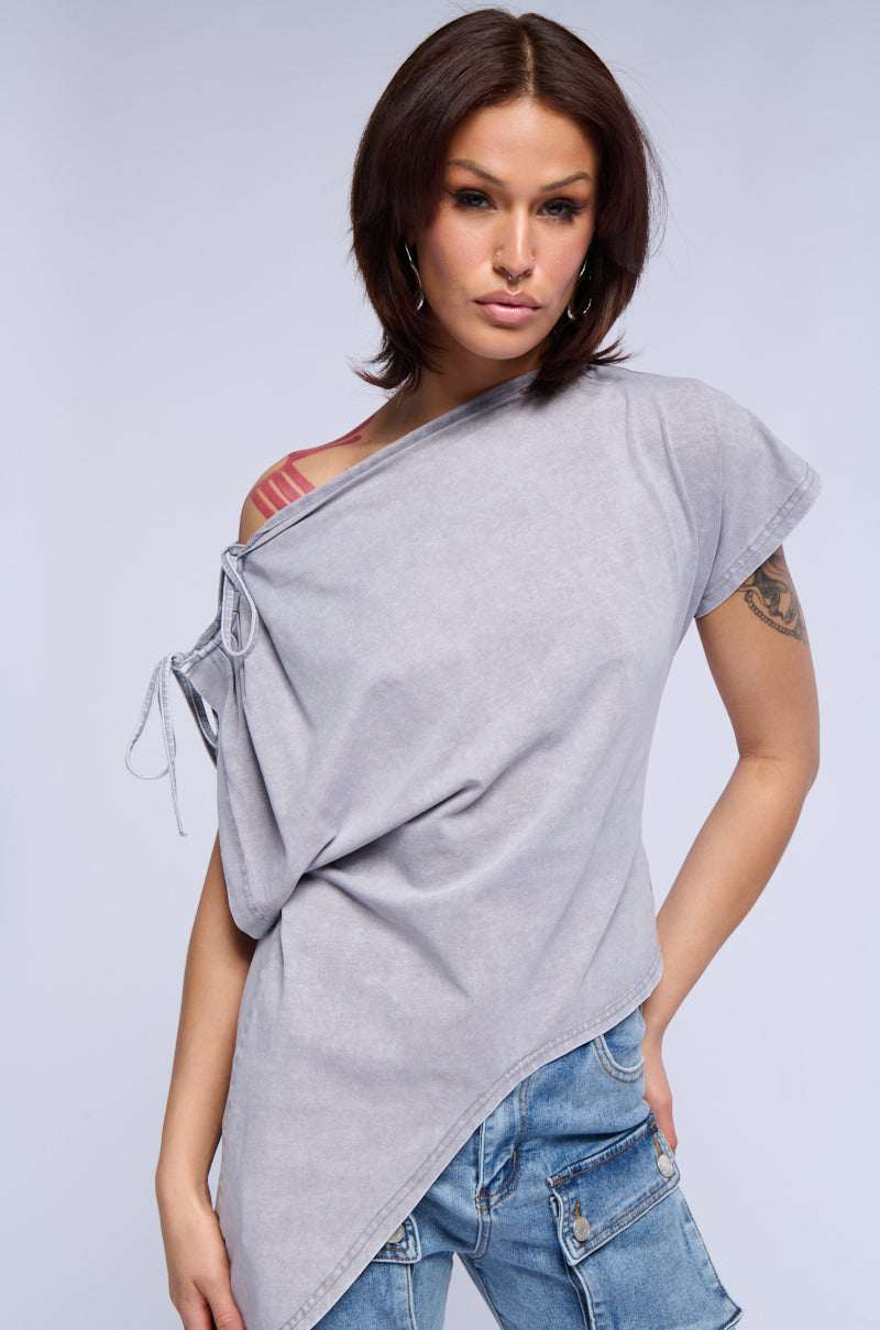 CATIE BOAT NECK ASYMMETRICAL TSHIRT