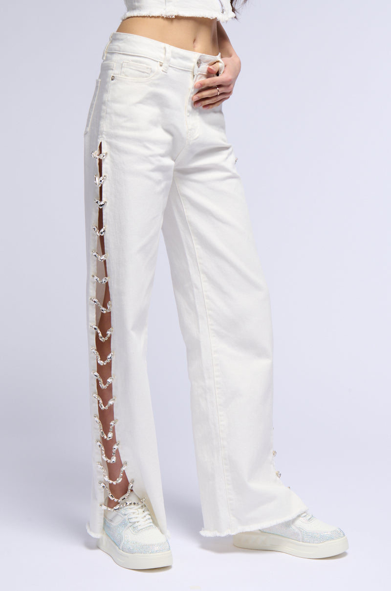 COVERED IN DIAMONDS RELAXED JEANS IN WHITE