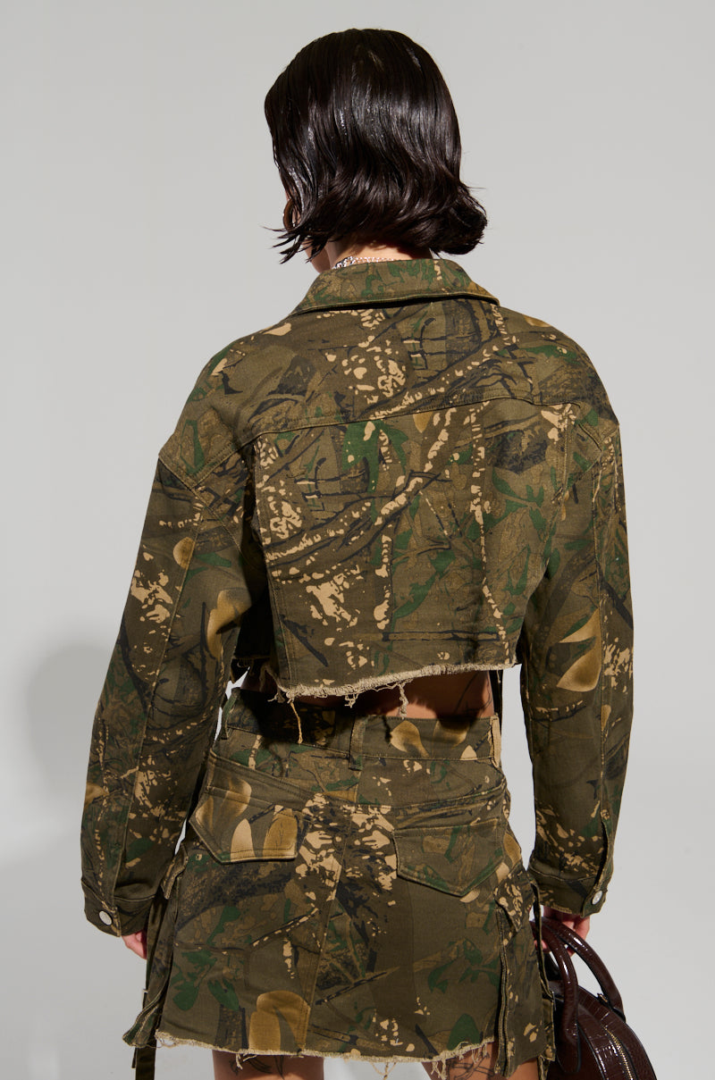 RUNNING FREE CROP JACKET TOP IN CAMO