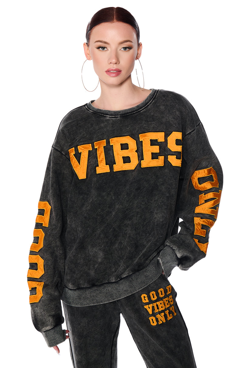 GOOD VIBES ONLY CLUB MINERAL WASH SWEATSHIRT