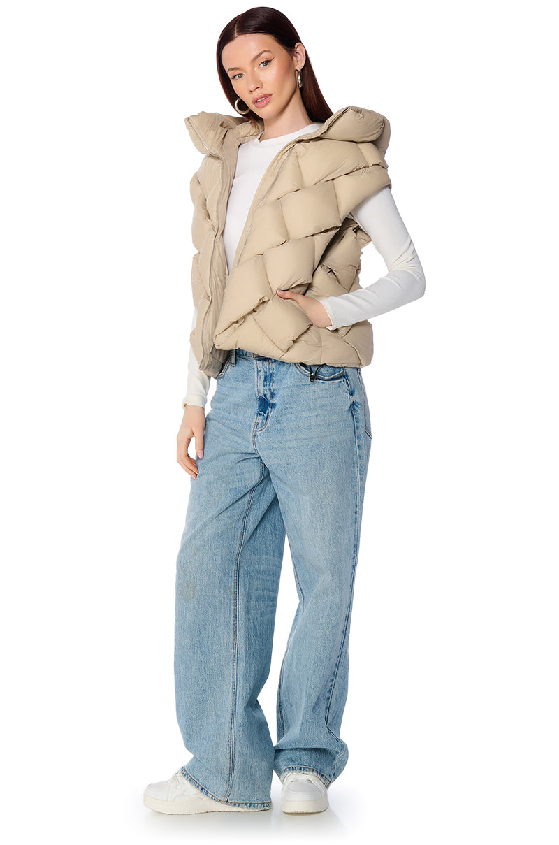 PADDINGTON WEAVE PUFFER VEST IN TAN