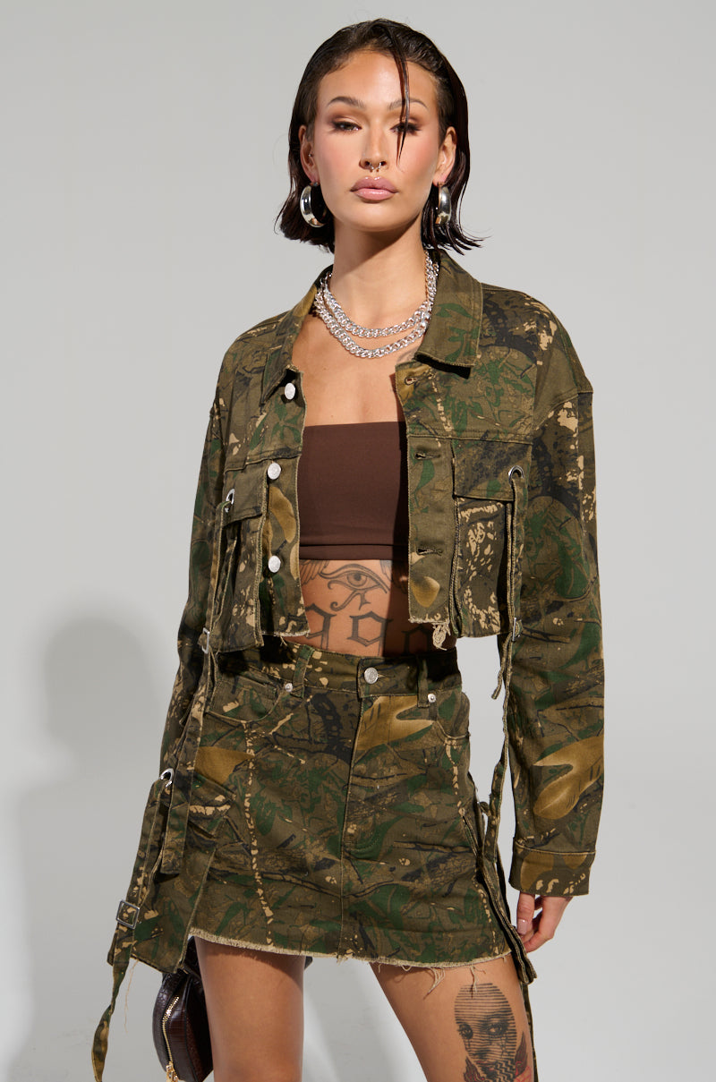 RUNNING FREE CROP JACKET TOP IN CAMO