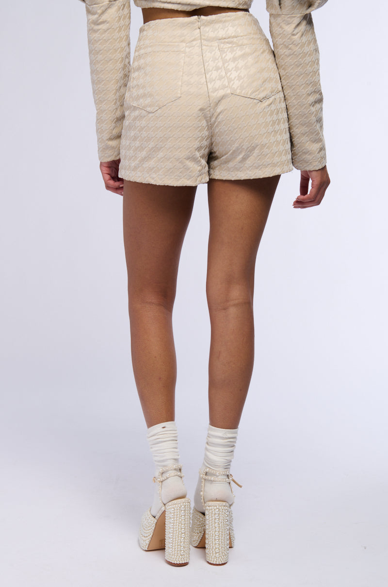 BETTER OFF ALONE PU HOUNDSTOOTH SKORT IN IVORY