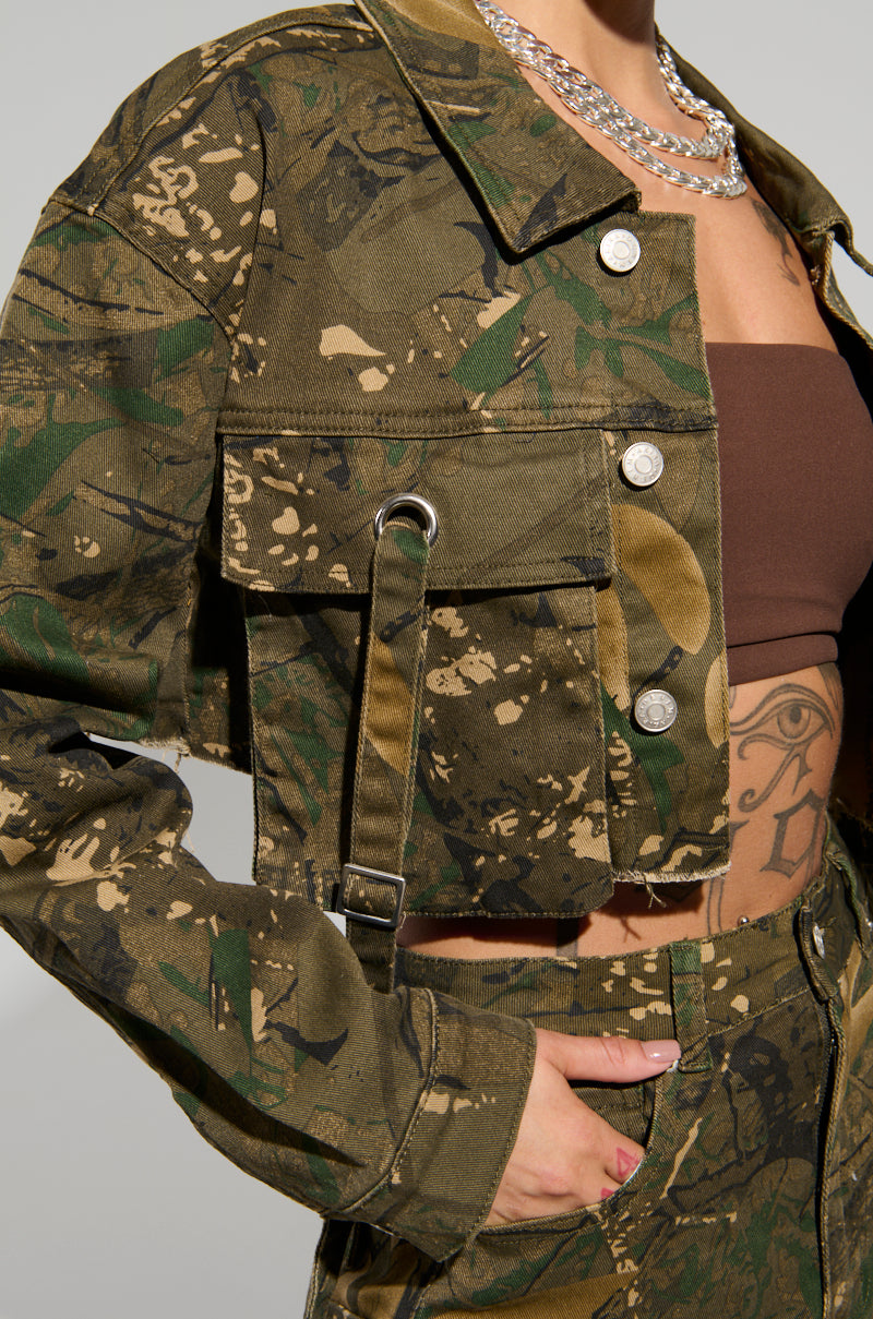 RUNNING FREE CROP JACKET TOP IN CAMO