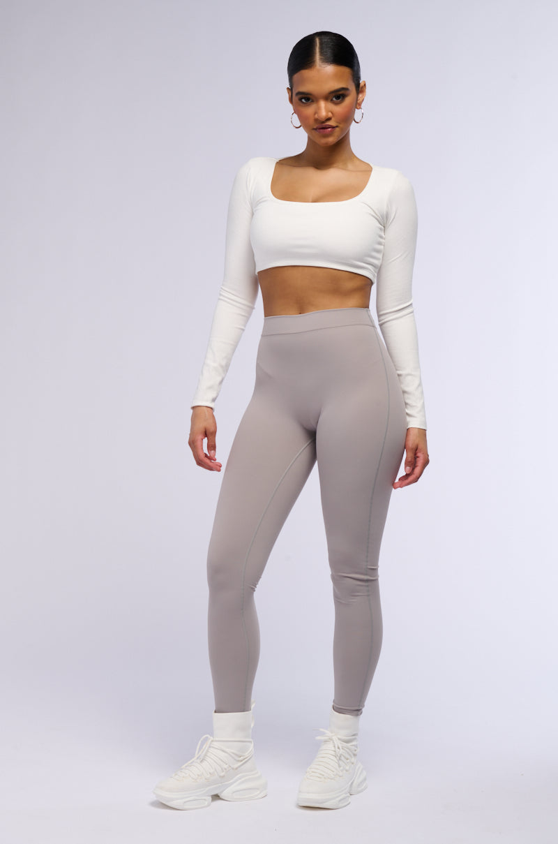 ON THE RUN RUCHED LEGGING IN GREY