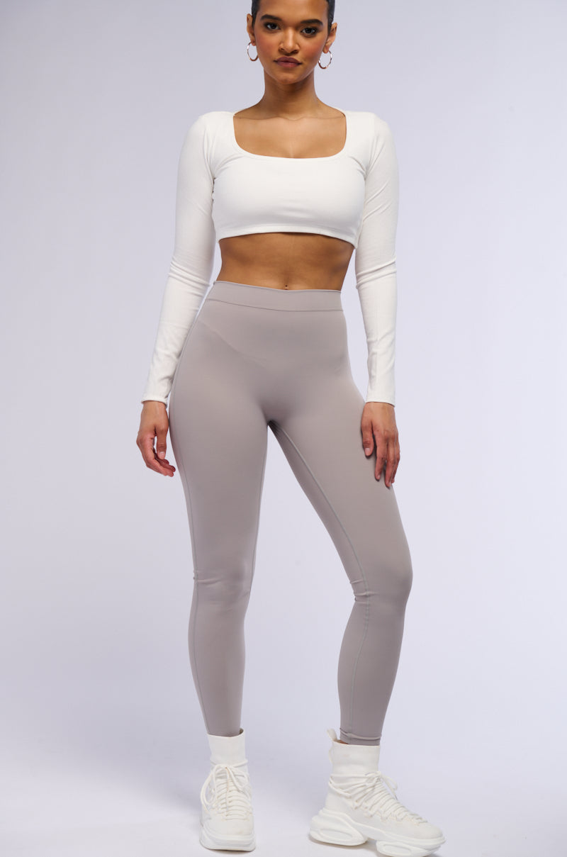 ON THE RUN RUCHED LEGGING IN GREY