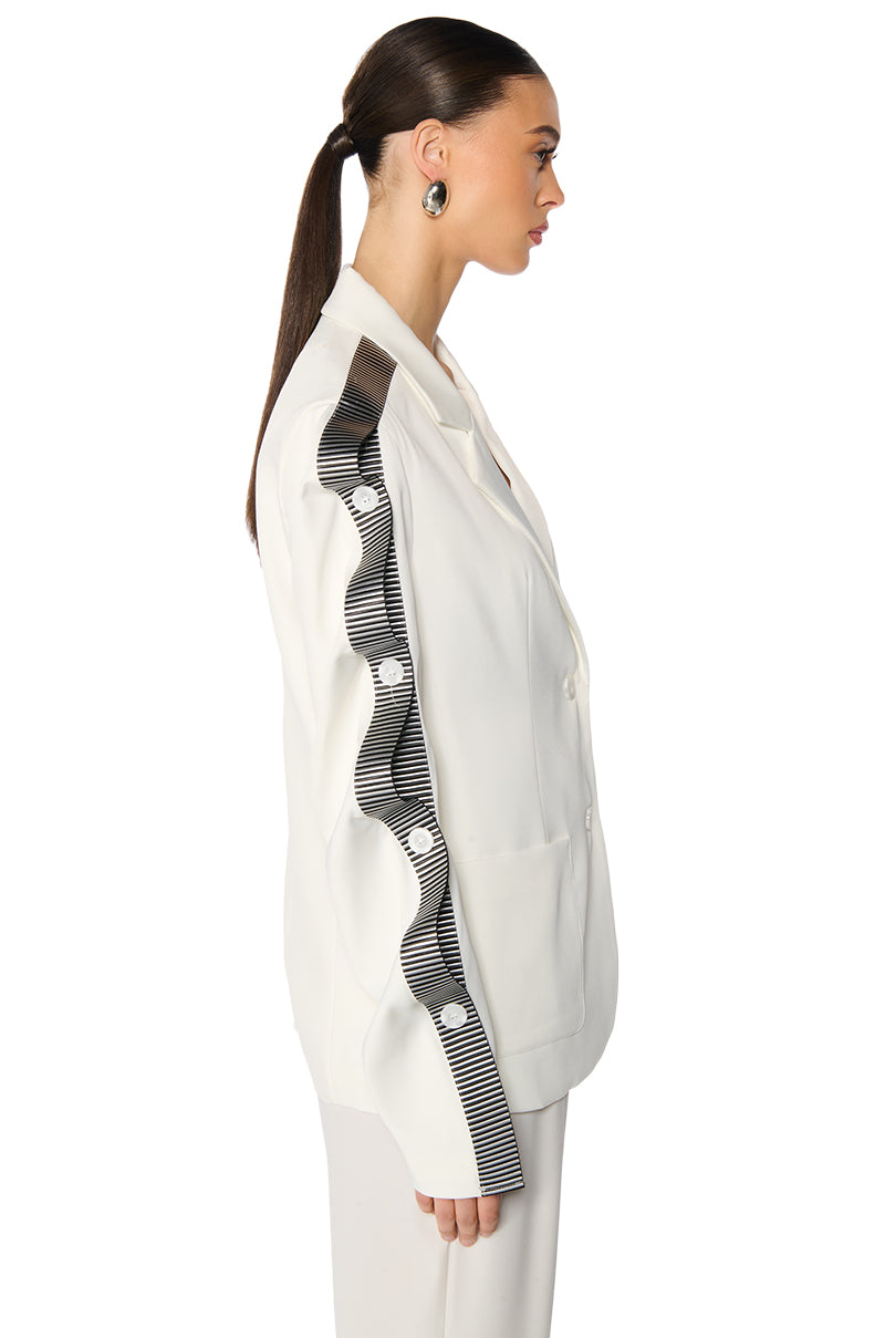 WAVY RIBBON PEEKABOO ARM BLAZER IN WHITE